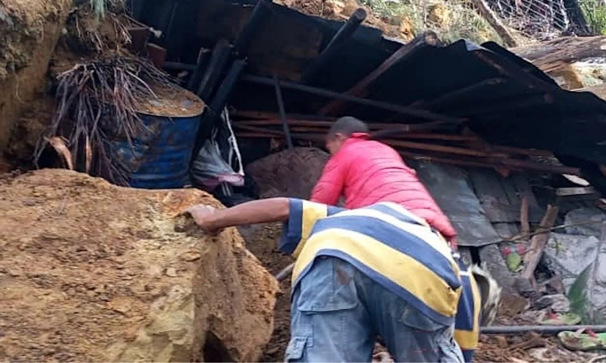 El pueblo de Yambali, situado en la ladera de una colina en la provincia de Enga, fue casi totalmente arrasado por un enorme deslizamiento de tierras | Foto: AFP