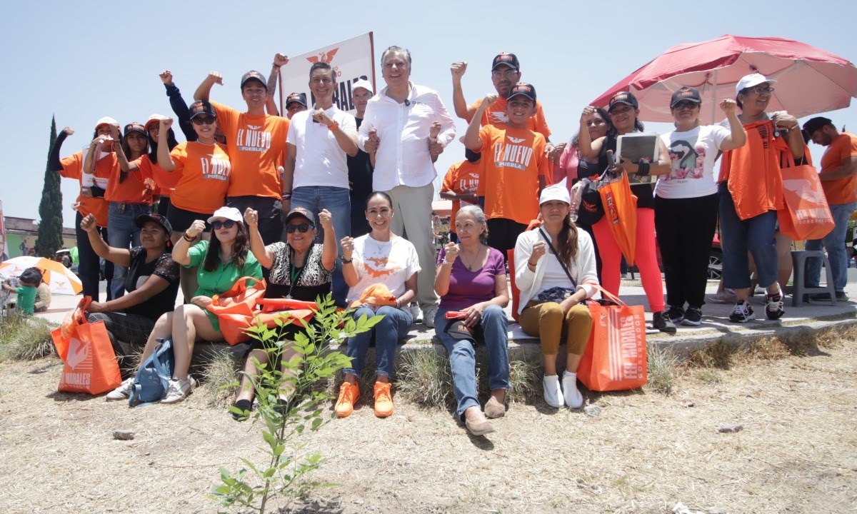 Fernando Morales platicó con las y los vecinos para tener conocimiento de los problemas que aquejan a la comunidad | Foto: Especial