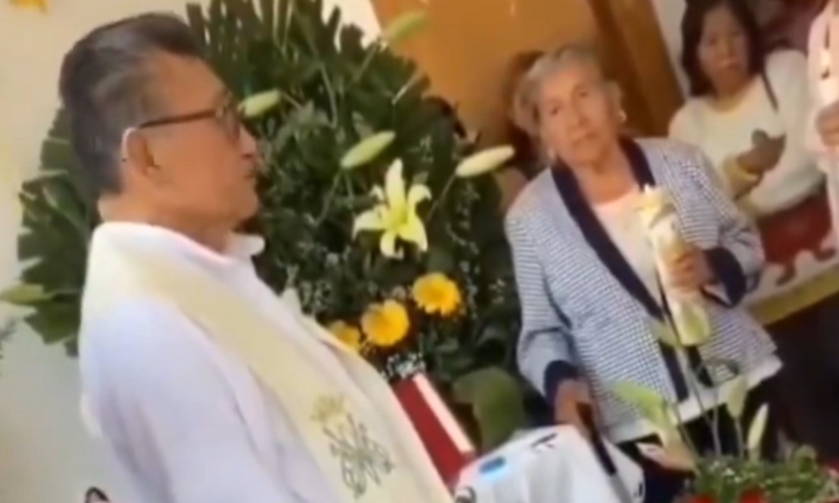 Un sacerdote, identificado como Rafael Pacheco y adscrito a un templo católico en el municipio de Cuautlancingo, fue evidenciado cuando pedía el voto a favor de Xóchitl Gálvez.