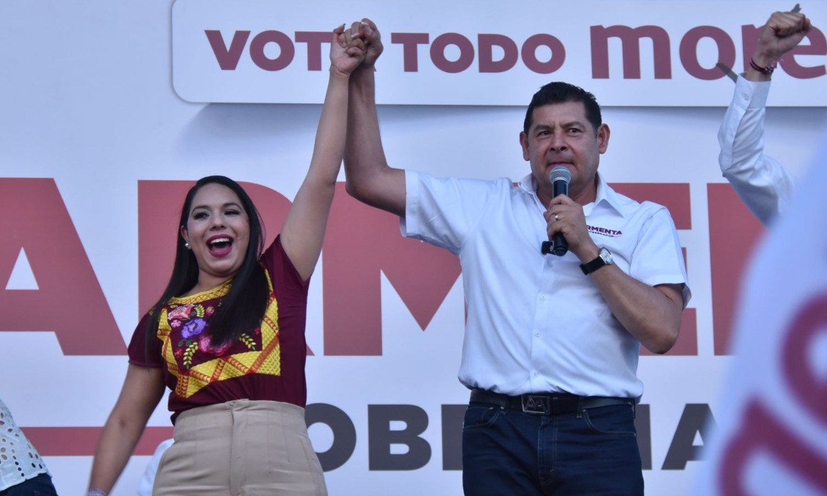 En conjunto, Armenta y Tonantzin Fernández se comprometieron a trabajar por el bienestar de las y los cholultecas, a través de los gobiernos de la Cuarta Transformación | Foto: Especial