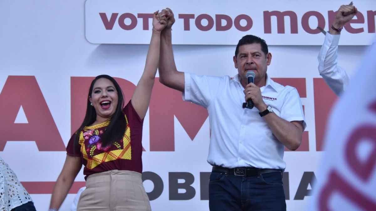 En conjunto, Armenta y Tonantzin Fernández se comprometieron a trabajar por el bienestar de las y los cholultecas, a través de los gobiernos de la Cuarta Transformación | Foto: Especial