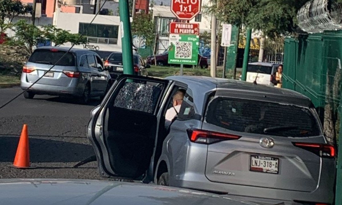 Balean camioneta frente al colegio Camino Real en San Pedro Cholula; hay un muerto