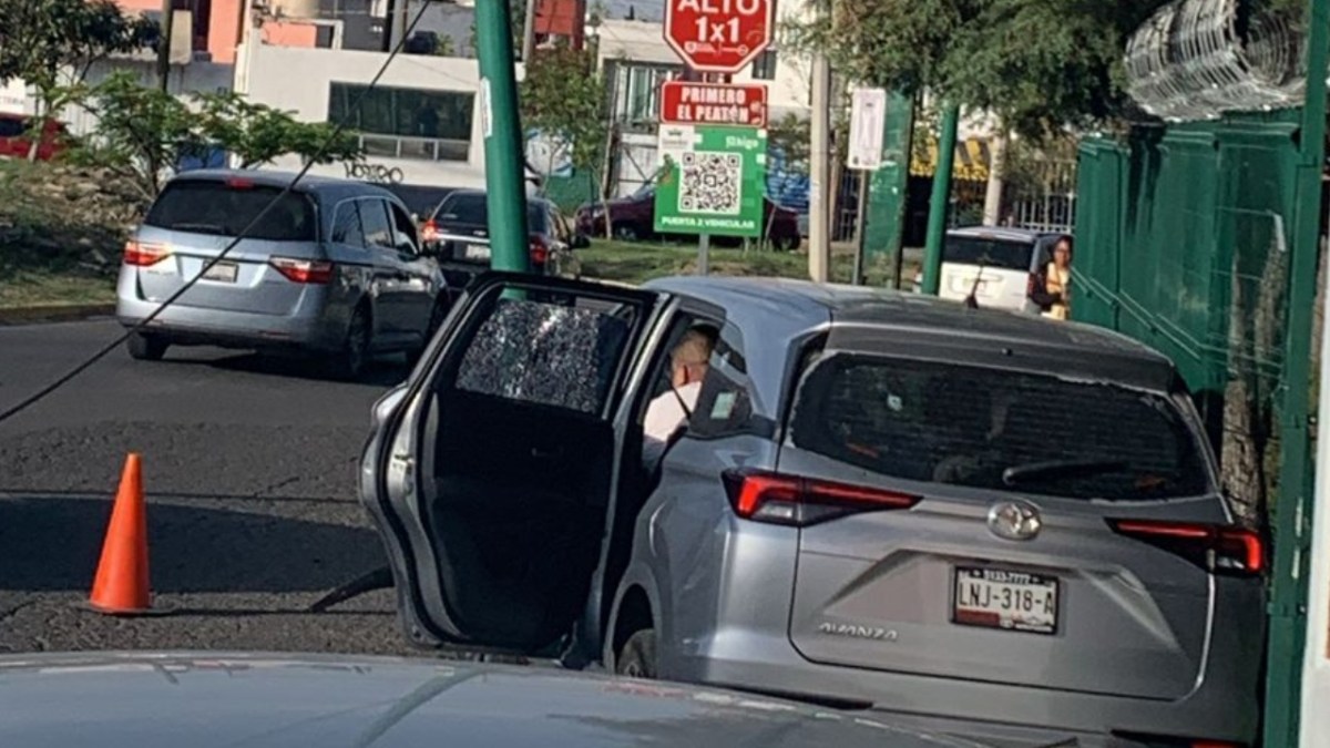 Balean camioneta frente al colegio Camino Real en San Pedro Cholula; hay un muerto