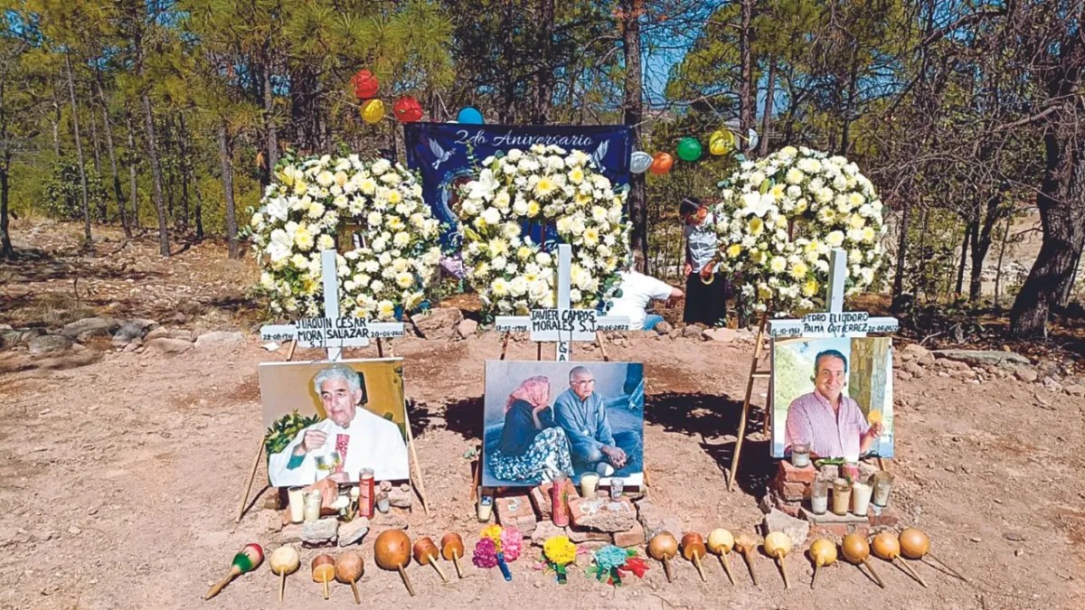 Foto: Especial | Labor. Elementos del Ejército, Sedena, Guardia Nacional y Pemex, supervisan el lavado de los ductos de drenaje, en donde vierten agua contra incendios con jabón, así como la toma de muestras para su análisis.