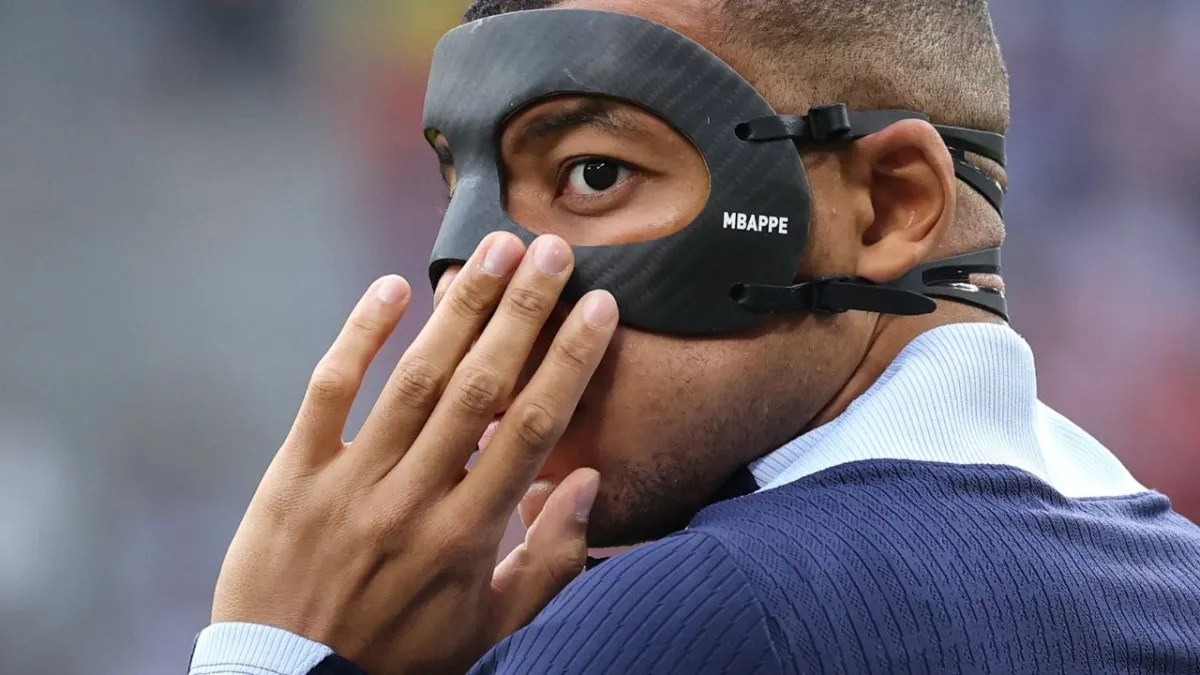 Foto: Especial | Kylian Mbappé anotó un gol y se quitó su máscara protectora a modo de celebración, su regreso para el juego ante Polonia de este martes parece un hecho