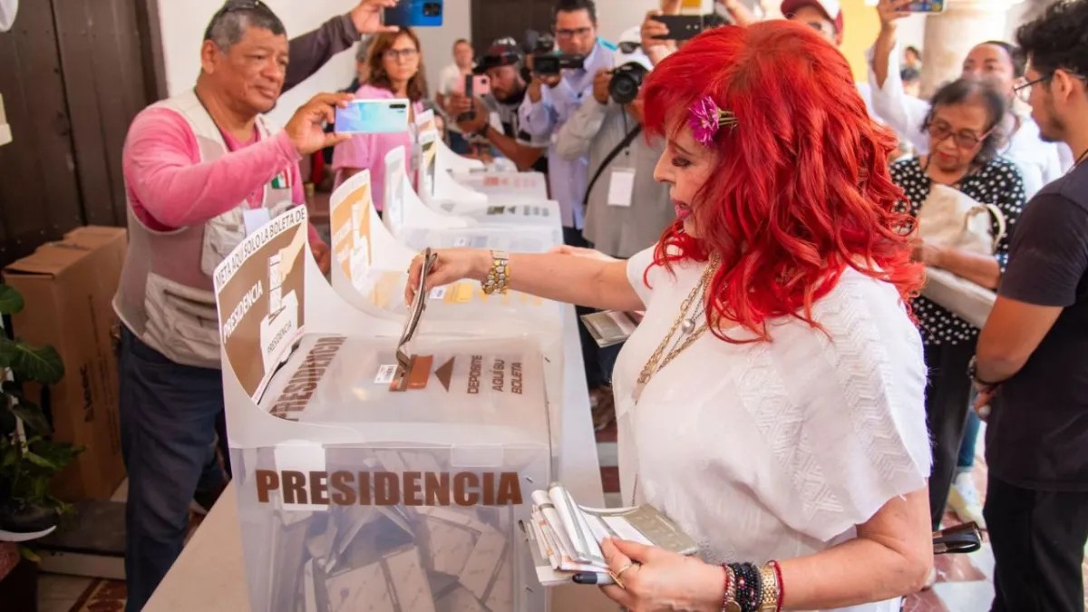 Foto: Especial | La gobernadora de Campeche, Layda Sansores San Román, acudió este domingo a votar acompañada de sus hermanas Laura y Libertad,