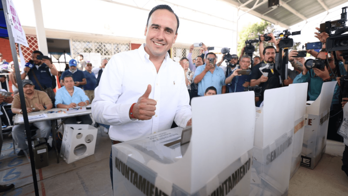 Foto: Especial | Luego de ejercer su voto, el gobernador de Coahuila, Manolo Jiménez, reportó de momento una tranquila jornada electoral.