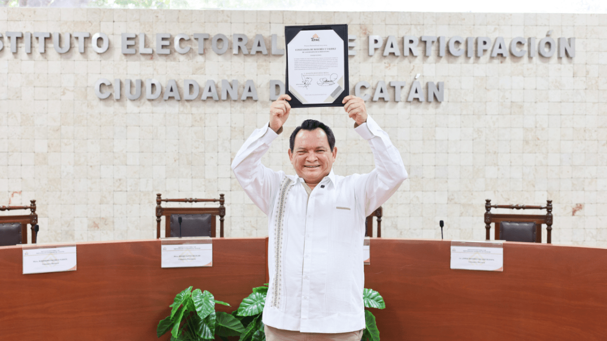 Foto: Especial | Tras el cómputo de las actas, el IEPAC otorgó la constancia que acredita a Joaquín Díaz Mena como gobernador de Yucatán.