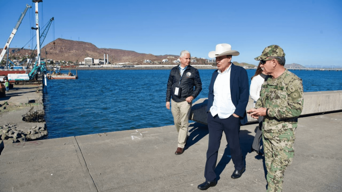 Foto: Especial | El gobernador de Sonora, Alfonso Durazo, anunció el plan para el envío de vehículos Ford a través del Puerto de Guaymas.