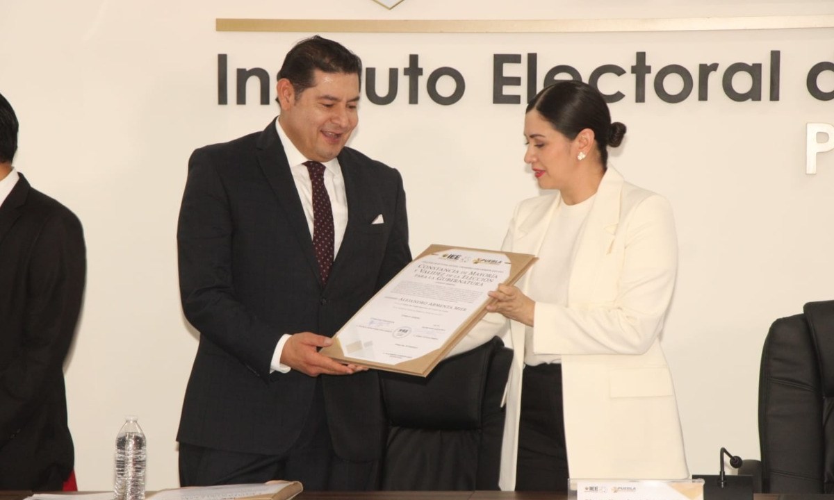 Alejandro Armenta recibió su constancia del Instituto Electoral del Estado (IEE) como virtual gobernador de Puebla. | Foto: Alejandro Cortés