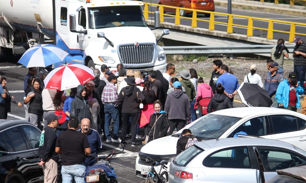 Además, transportistas intentaron abrirse paso; lo que provocó un enfrentamiento verbal con los vecinos de Haras del Bosque. | Foto: Alejandro Cortés