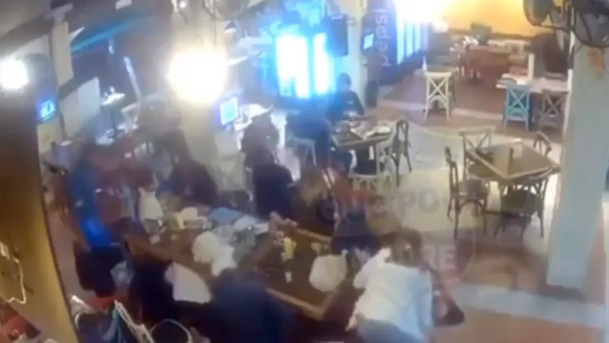 Foto: Captura de pantalla, video compartido por X@QuePocaMadre_Mx/ Asaltan a restaurante familiar El Carnal en la GAM