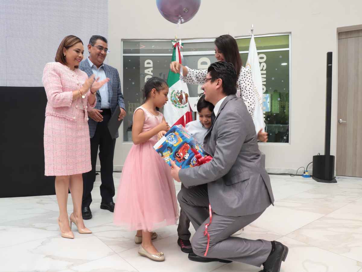 En un ambiente de alegría, esperanza, ilusión y amor, el gobernador Sergio Salomón Céspedes Peregrina y la presidenta honoraria del Patronato del Sistema Estatal DIF, Gaby Bonilla, encabezaron la ceremonia “Mi Nueva Familia: Programa de Adopciones 2024”, mediante la restitución del derecho a vivir en 10 hogares para 13 niñas, niños y adolescentes.