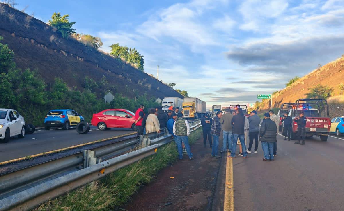 En un acto de protesta que paralizo el tráfico vehicular sobre la Vía Atlixcáyotl, taxistas de Atlixco de la zona centro se han congregado para exigir justicia tras el fatal asesinato de uno de sus compañeros