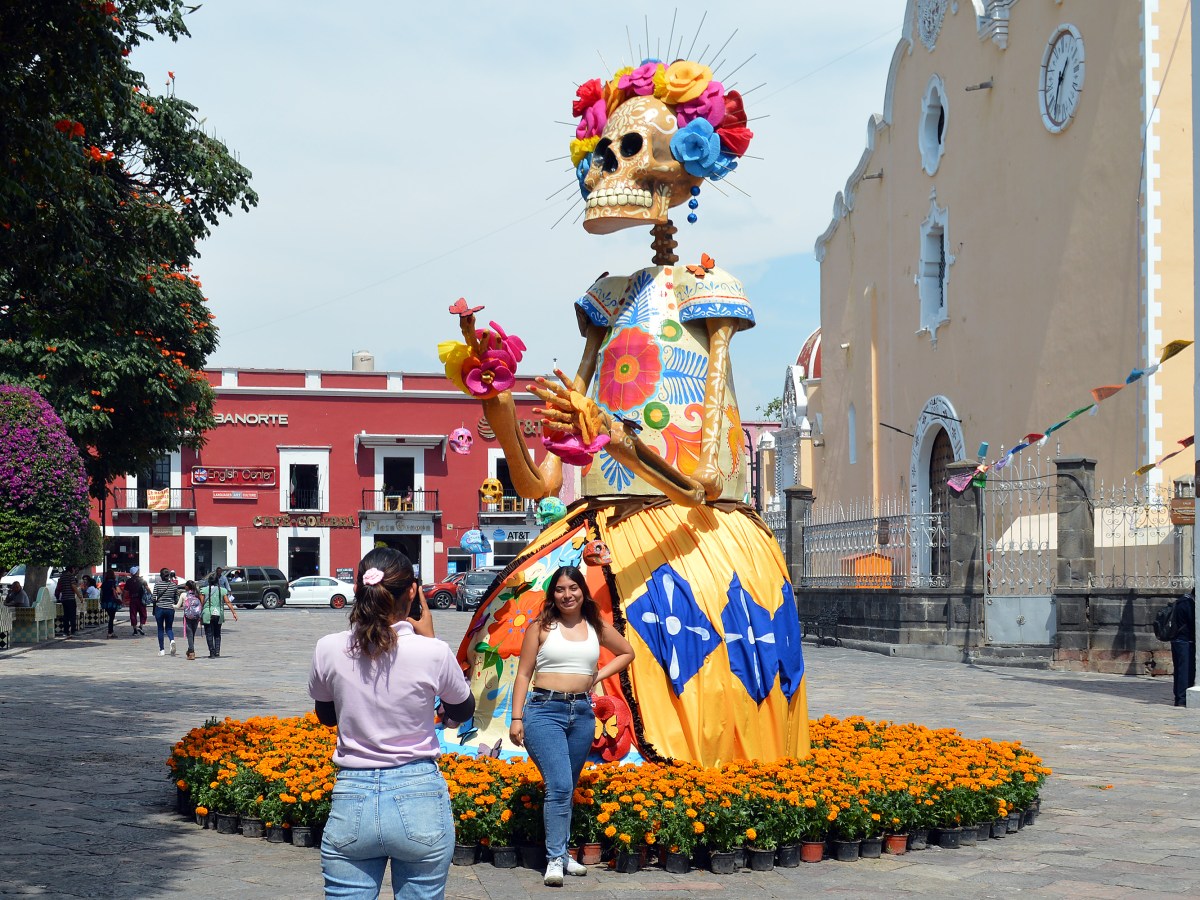 El pintoresco municipio de Atlixco, conocido por sus vibrantes festivales y tradiciones culturales, está listo para llevar sus famosas catrinas monumentales al continente europeo. Este año, una de sus emblemáticas piezas artesanales será enviada a Italia como parte de una estrategia para promover el turismo en la región.