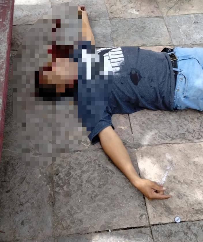 El comandante de la policía municipal de Chiautla de Tapia, Fidel N., fue brutalmente asesinado a balazos. El incidente ocurrió a un lado del kiosko del Zócalo, donde Fidel N. se encontraba de servicio. Dos individuos descendieron de una motocicleta y abrieron fuego contra el comandante, dejándolo sin vida en el acto.