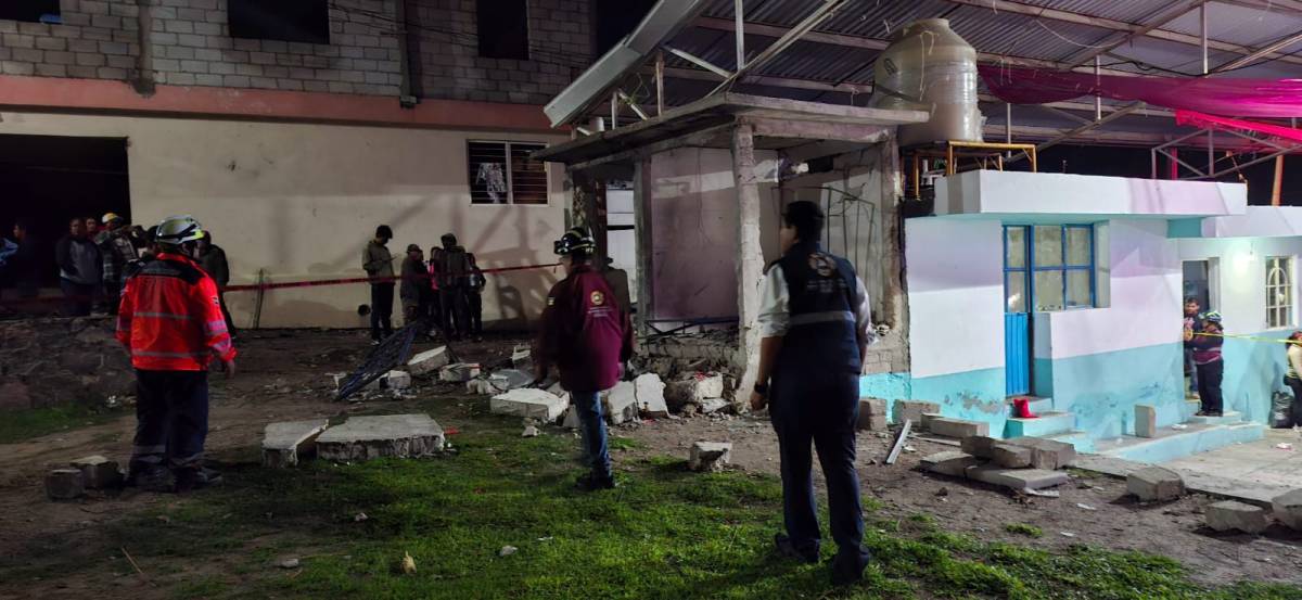 En un incidente ocurrido en la junta auxiliar de Santo Tomás Chautla, del municipio de Puebla, se reportó una explosión originada por una bomba china en la capilla de La Conchita. La pirotecnia estaba destinada para la festividad del Santo Cristo, tradicionalmente celebrada en este histórico lugar. Autoridades locales han informado de manera preliminar que el suceso se limitó a daños estructurales menores y a dos personas lesionadas, quienes optaron por retirarse por medios propios sin necesidad de ser trasladadas a un hospital. En respuesta inmediata al incidente, personal de diversas entidades de emergencia se desplegó en el sitio afectado. Entre los organismos presentes se encuentran Bomberos del Estado, Policía Estatal, SUMA, Secretaría de Seguridad Ciudadana, Protección Civil del Municipio y el Presidente Auxiliar de Santo Tomás Chautla.