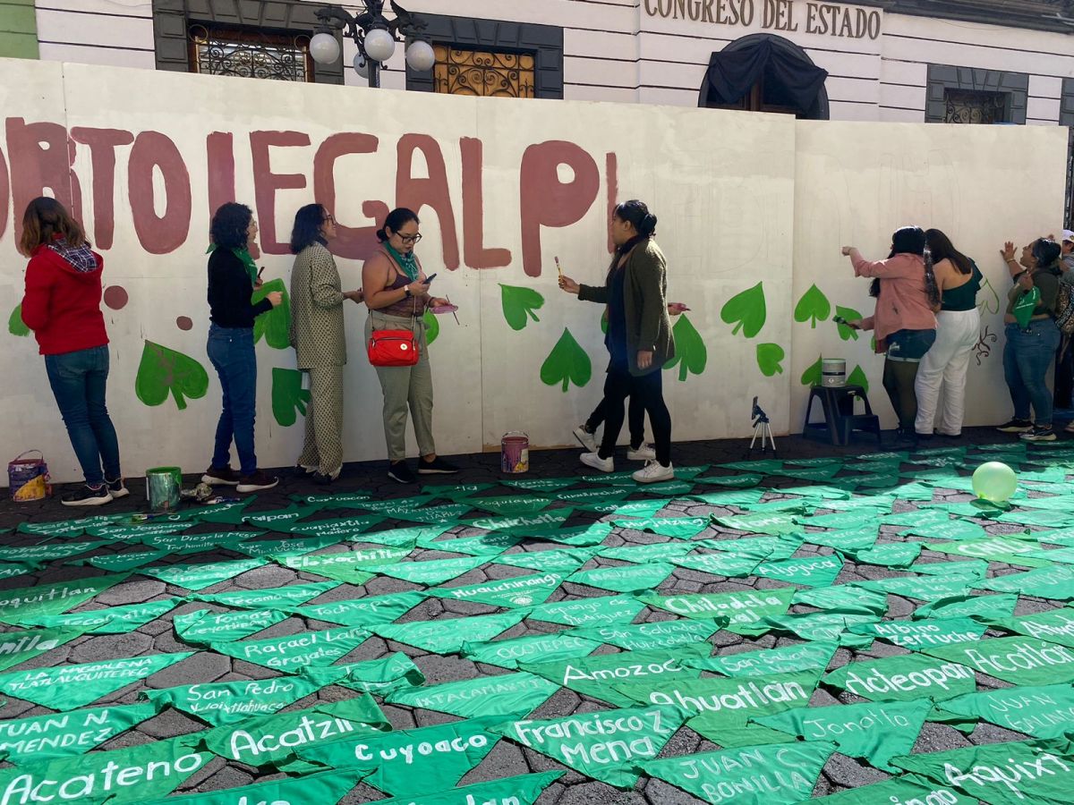 Esta mañana, desde las 06:00 horas, colectivos antiabortistas y grupos católicos han clausurado simbólicamente todos los accesos al Congreso de Puebla, con el propósito de impedir que los diputados voten a favor de la despenalización del aborto.