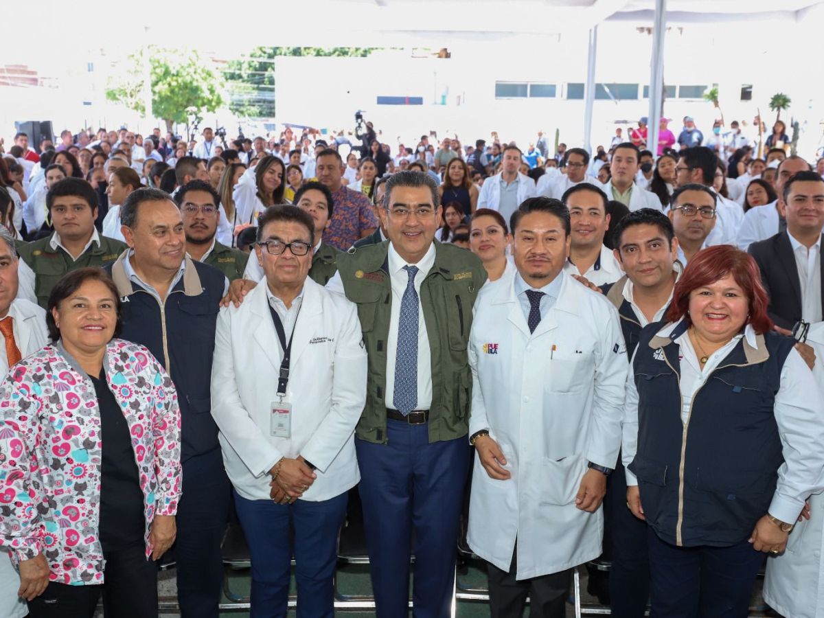 El gobernador Sergio Salomón presidió la inauguración de la Sala de Hemodinamia del Complejo Médico del Sur "Eduardo Vázquez Navarro", el titular del Ejecutivo comentó que, su administración ha demostrado que se ocupa por generar mejores condiciones de vida, así como brindar las herramientas y espacios necesarios para que el progreso y bienestar sean una realidad en la vida de todos los poblanos.