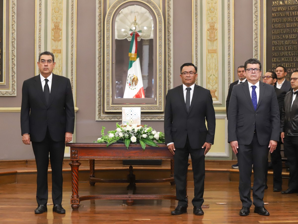 En una emotiva ceremonia llevada a cabo en el Congreso del Estado de Puebla, el gobernador Sergio Salomón Céspedes Peregrina se unió al tributo póstumo dedicado al diputado y líder estatal del partido Pacto Social de Integración (PSI), Carlos Froilán Navarro Corro, quien falleció el pasado 2 de julio de forma repentina.