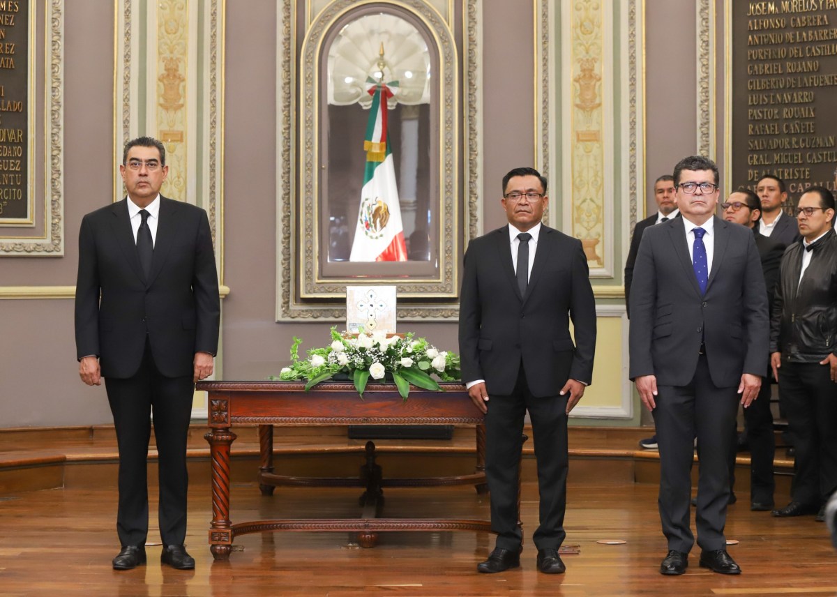 En una emotiva ceremonia llevada a cabo en el Congreso del Estado de Puebla, el gobernador Sergio Salomón Céspedes Peregrina se unió al tributo póstumo dedicado al diputado y líder estatal del partido Pacto Social de Integración (PSI), Carlos Froilán Navarro Corro, quien falleció el pasado 2 de julio de forma repentina.