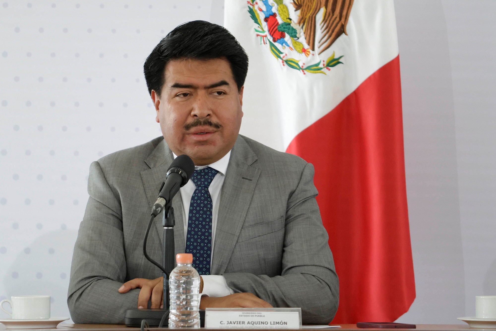 En un llamado a la acción, el titular de la Secretaría de Gobernación en Puebla, Javier Aquino Limón, reconoció el relajamiento de las autoridades municipales en temas de seguridad, tras las recientes balaceras registradas en la entidad. Este jueves, Aquino Limón calificó el 10 de julio como un día “atípico” debido a la presentación de seis casos delictivos en diferentes puntos del estado, los cuales describió como "temas aislados" sin relación entre sí.