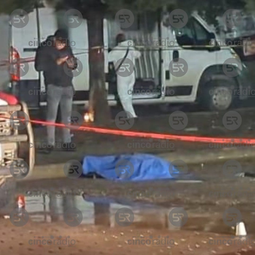 La noche de este miércoles, un hombre fue asesinado y su pareja resultó herida tras un ataque con disparos en las calles de la colonia Casa Blanca. La pareja, que caminaba sobre avenida Las Torres, fue sorprendida por los disparos, dejando al hombre sin vida y a la mujer gravemente herida.