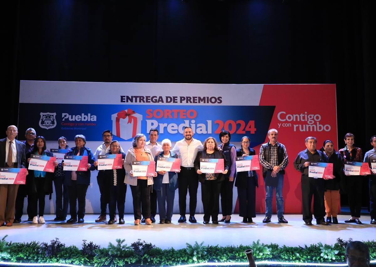 - Se entregaron 15 premios consistentes en un cheque de 500 mil; cinco de 200 mil; cinco de 100 mil y cuatro de 50 mil pesos.