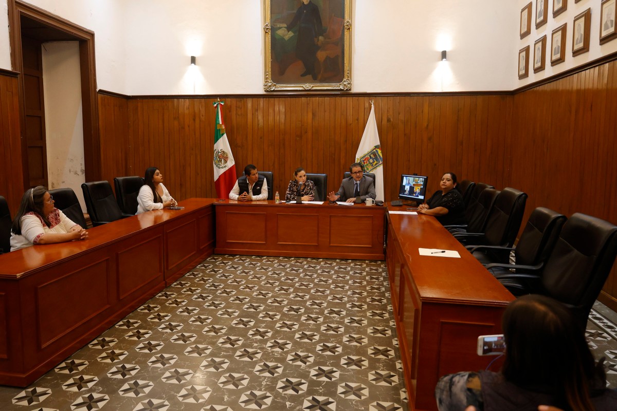 Los integrantes del Cabildo del ayuntamiento de San Pedro Cholula votaron abrumadoramente en contra de recibir una compensación o bono al concluir la administración 2021-2024. La propuesta, que contemplaba un monto de 500 mil pesos, fue presentada durante la sesión de cabildo del día de hoy, marcando así un punto crítico en las dinámicas internas de la entidad.