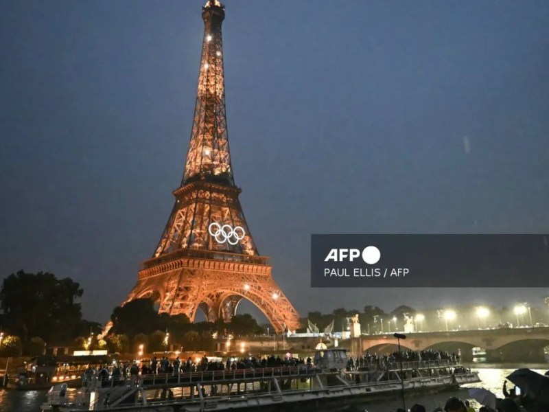 Alcaldesa de París quiere conservar el pebetero y los aros olímpicos de la Torre Eiffel